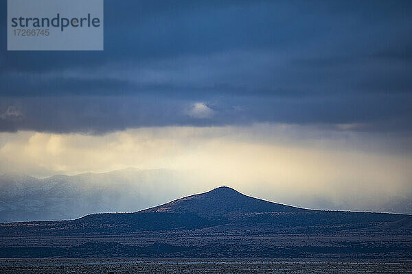 USA  New Mexico  Santa Fe  Bewölkter Himmel über Wüstenlandschaft