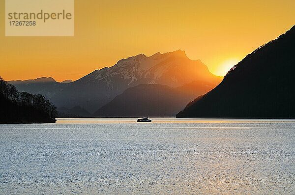 Aussicht von Brunnen auf ein Kursschiff auf dem Vierwaldstättersee mit Pilatus im Hintergund bei Sonnenuntergang  Schweiz  Europa