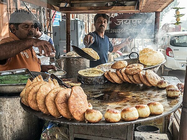 Verkäufer bereitet schmackhafte frittierte Snacks in einer Straßenküche vor  Jaipur  Rajasthan  Indien  Asien