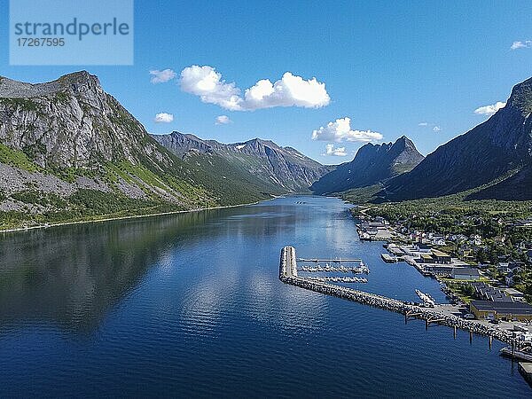 Luftaufnahme von Gryllefjord  Senja  Senja Panoramastraße  Norwegen  Europa