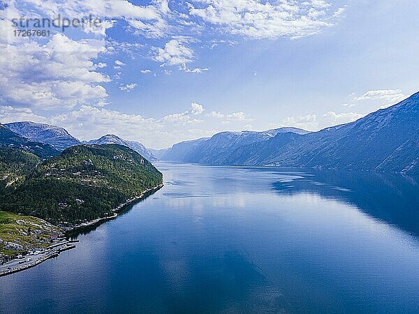 Reflektierende Berge im Wasser  Lystrefjord  Norwegen  Europa