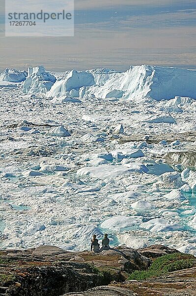 Ausblick über Eisberge  abgebrochenes Gletschereis schwimmt im Fjord  Eisfjord  Ilulissat  Disko Bucht  Grönlan  Dänemark  Europa