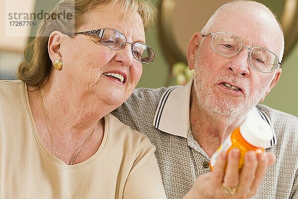 Neugierige ältere Paar Lesen verschreibungspflichtige Medizin Flasche zusammen