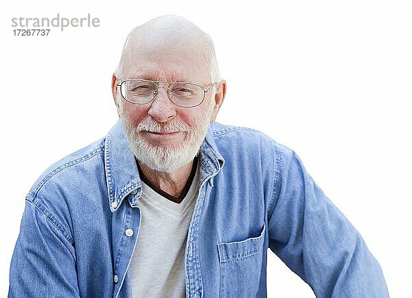 Ein hübsches glückliches Senior Mann Porträt vor einem weißen Hintergrund