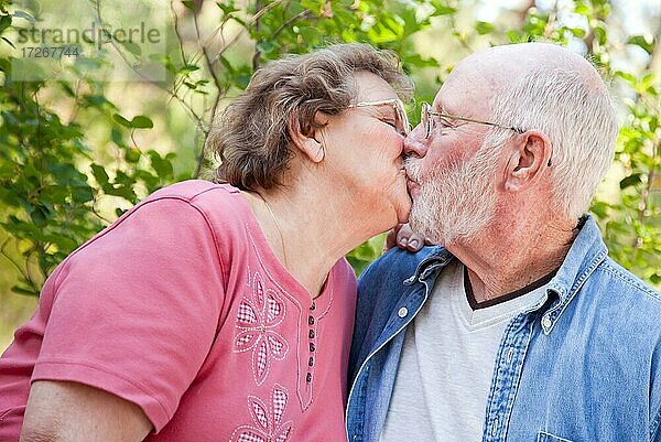 Loving Senior Paar küssen und genießen die im Freien zusammen