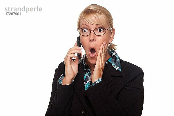Blonde Frau schockiert auf Handy vor einem weißen Hintergrund