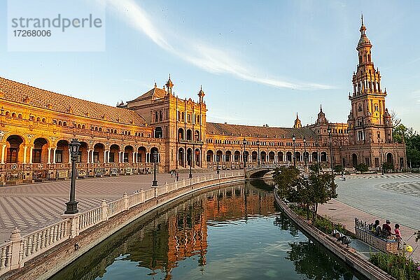 Plaza de España im Abendlicht mit Spiegelung im Kanal  Sevilla  Andalusien  Spanien  Europa