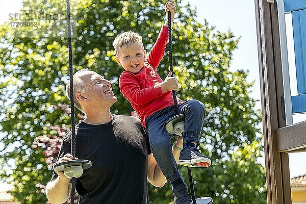 Vater spielt mit seinem 3 Jahre alten Sohn auf dem Spielplatz