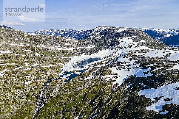 Luftaufnahme eines Bergsees in den Bergen über dem Geirangerfjord  Sunmore  Norwegen  Europa