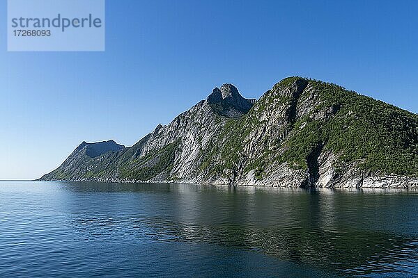 Felsige Klippen  Gryllefjord  Senja  Senja Panoramastraße  Norwegen  Europa