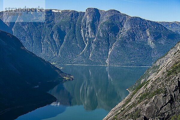 Blick über den Eidfjord vom Bergbauernhof Kjeasen  Norwegen  Europa