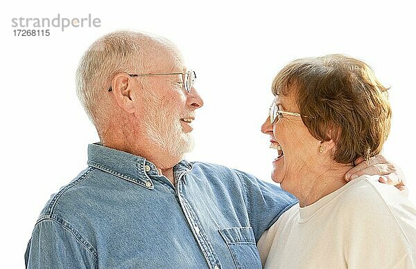 Affectionate glücklich Senior Paar lachen zusammen vor weißem Hintergrund