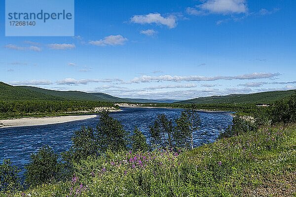 Fluss Karasjohka an der Grenze zwischen Norwegen und Finnland  Lappland  Finnland  Europa