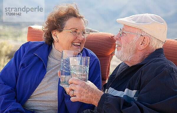 Glückliches älteres erwachsenes Paar  das Getränke zusammen genießt