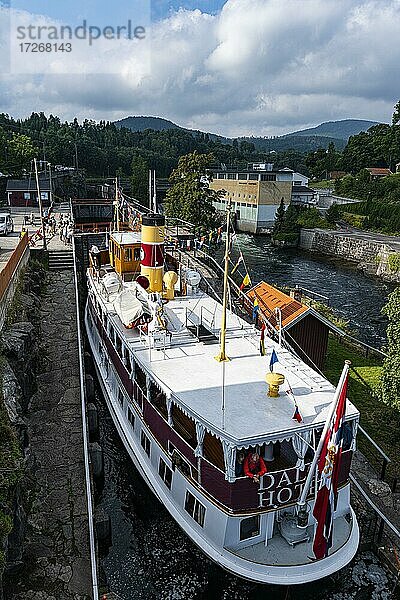 Touristenboot in den Ulefoss-Schleusen  Telemark-Kanal  Norwegen  Europa