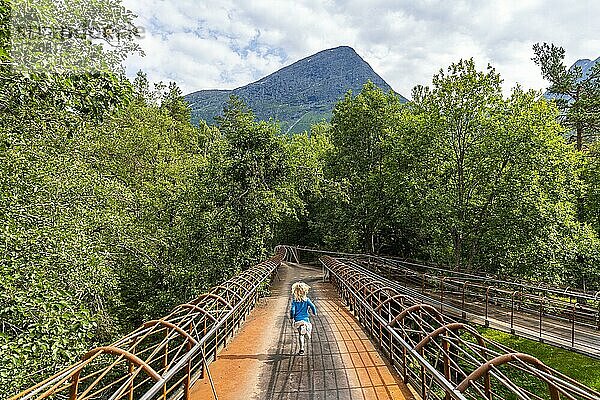 Mädchen geht auf einer sehr modernen Stahlbrücke  Gudbrandsjuvet  Trollstigen Bergstraße  Norwegen  Europa