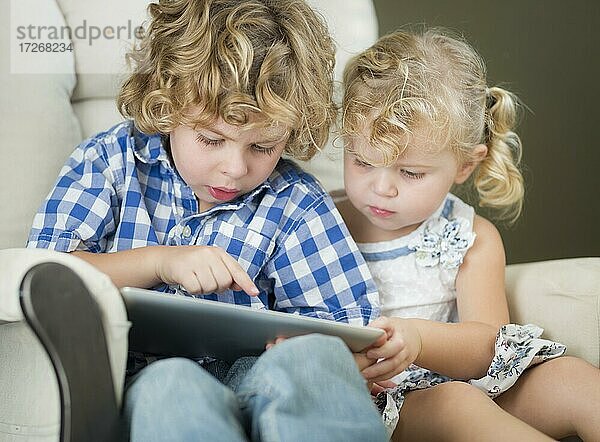 Adorable junge Bruder und Schwester mit ihrem Computer Tablet zusammen