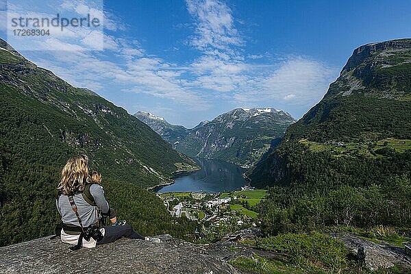 Mutter mit Kind mit Blick auf den Geirangerfjord  Sunmore  Norwegen  Europa