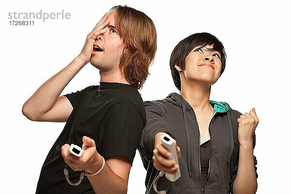 Spaß glücklich gemischten Rasse Paar spielen Videospiel Fernbedienungen vor einem weißen Hintergrund
