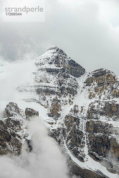 Schneebedeckte mit Wolken verhangene Berggipfel  Banff Nationalpark  Alberta  Kanada  Nordamerika