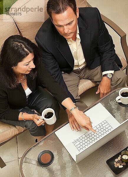 Mann und Frau mit Laptop und Kaffee