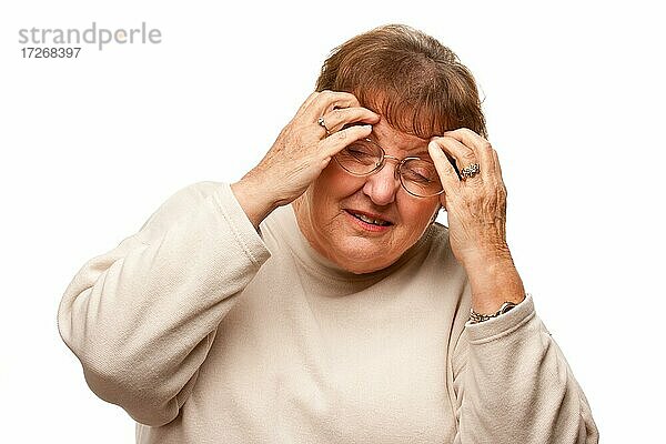 Seniorin mit schmerzendem Kopf vor weißem Hintergrund