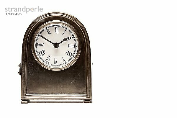 Stilvolle Vintage antike Uhr vor einem weißen Hintergrund