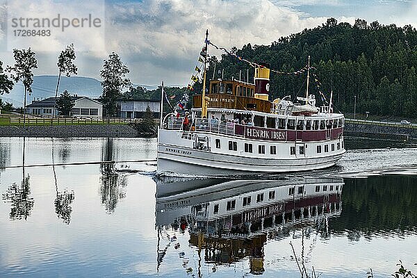 Touristenboot auf dem Telemark-Kanal  Norwegen  Europa