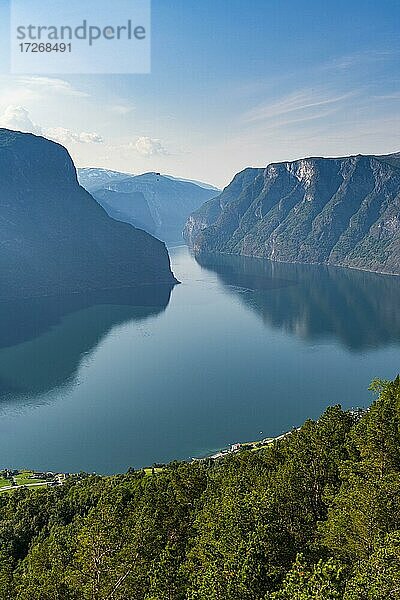 Blick über den Aurlandsfjord  Aurland  Norwegen  Europa