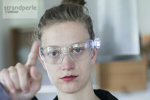 Junge Logistikerin mit Scan Brille arbeitend  Freiburg  Baden-Württemberg  Deutschland  Europa