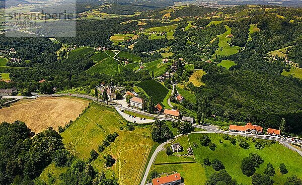 Luftaufnahme von grünen Hügeln und Weinbergen  Kitzeck im Sausal  Österreich  Europa
