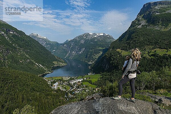 Mutter mit Kind mit Blick auf den Geirangerfjord  Sunmore  Norwegen  Europa