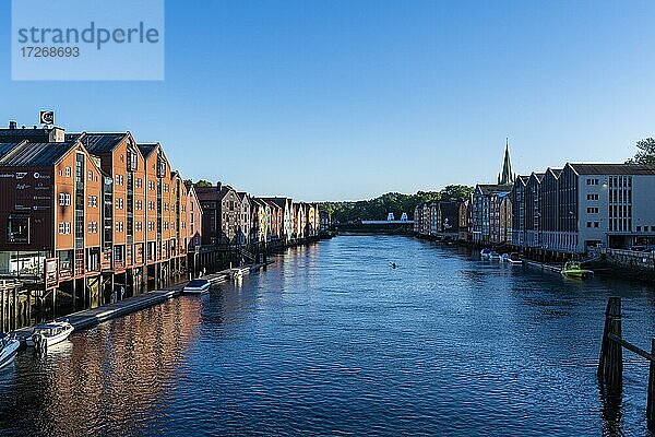 Alte Lagerhäuser entlang des Nidelva  Trondheim  Norwegen  Europa