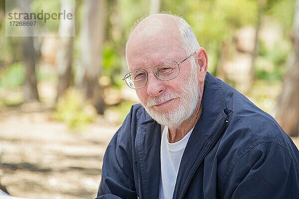 Glücklich zufrieden Senior Mann Porträt im Freien im Park