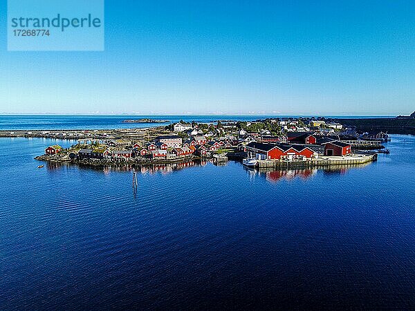 Luftaufnahme von Reine und Reinefjord  Lofoten  Norwegen  Europa