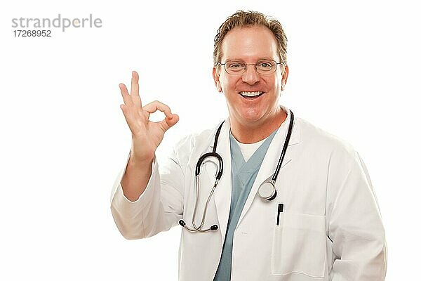 Arzt gibt das Okay-Zeichen mit seiner Hand vor weißem Hintergrund