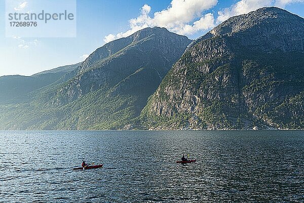 Kajakfahrer im Eidfjord  Dorf Eidfjord  Vestland  Norwegen  Europa