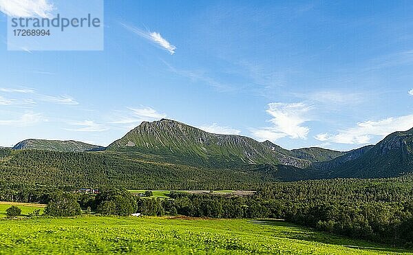 Gebirgskette bei Molde  Norwegen  Europa