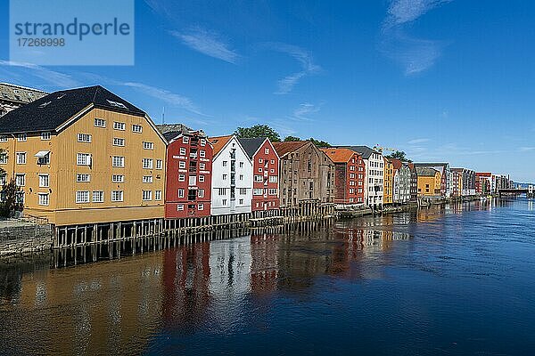 Alte Lagerhäuser entlang des Nidelva  Trondheim  Norwegen  Europa