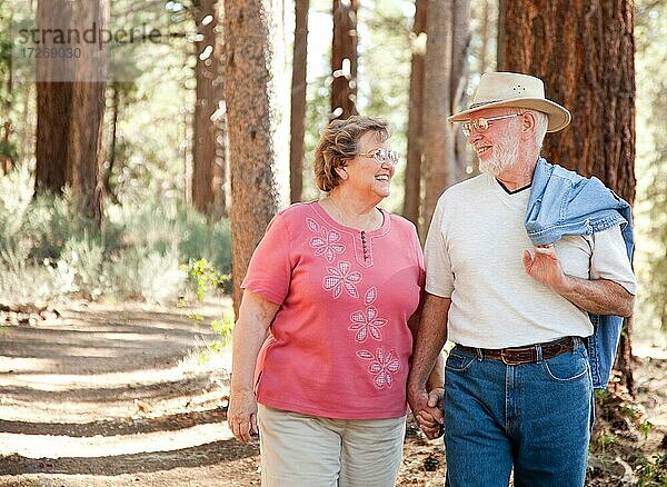 Liebevolles Seniorenpaar  das gemeinsam spazieren geht und die Natur genießt