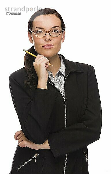 Selbstbewusste gemischtrassige Geschäftsfrau hält einen Bleistift vor einem weißen Hintergrund