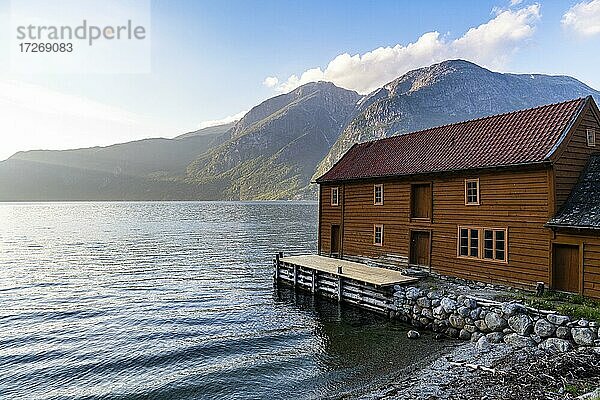 Bootshaus im Hafen des Dorfes Eidfjord  Eidfjord  Vestland  Norwegen  Europa