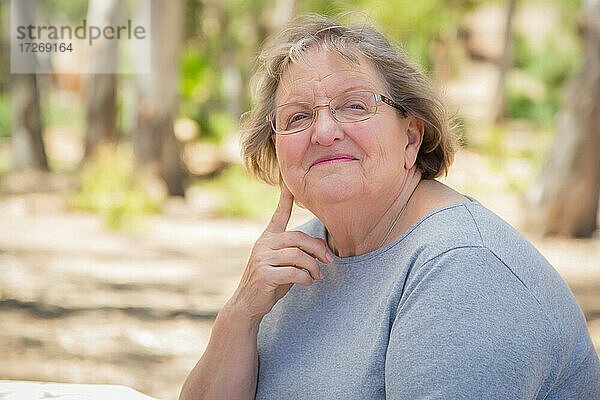 Glücklich zufrieden Senior Frau Porträt im Freien im Park
