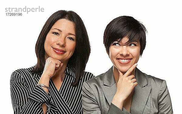 Attraktive multiethnische Mutter und Tochter Porträt vor einem weißen Hintergrund