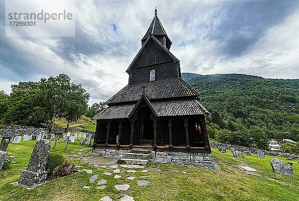 Unesco-Welterbe Urnes Stabkirche  Lustrafjorden  Norwegen  Europa