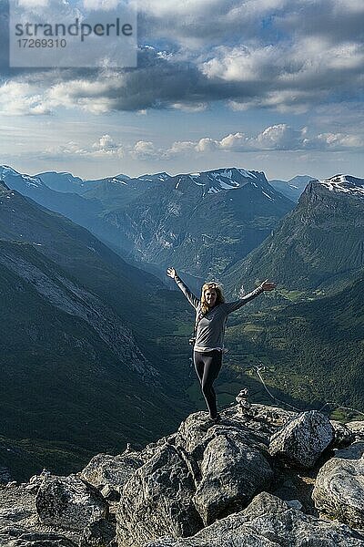 Frau stehend auf Dalsnibba Aussichtspunkt  Geirangerfjord  Sunmore  Norwegen  Europa