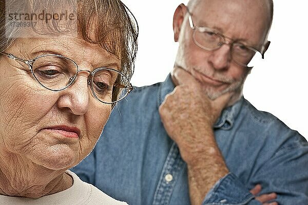 Wütendes älteres Paar in einem schrecklichen Streit