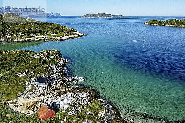 Luftaufnahme einer abgelegenen kleinen Bucht und Siedlung an der Straße zum Nordkapp  Norwegen  Europa