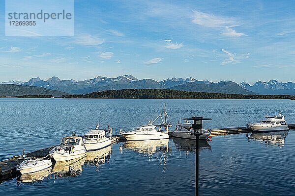 Kleine Boote im Hafen von Molde  Norwegen  Europa