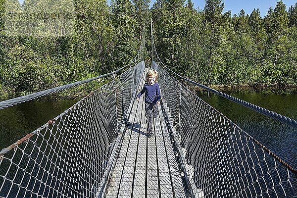 Junges Mädchen auf einer Stahlbrücke  auf dem Weg zum Nordkapp  Norwegen  Europa